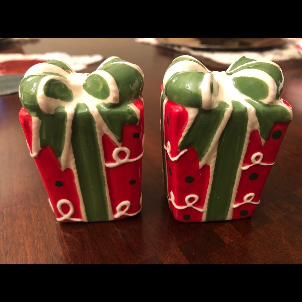 Christmas present salt and pepper set